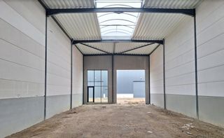The RIVA SME park, consisting of a 2nd phase of 8 SME units with areas between 233 m² and 373 m², is centrally located in the Tielt-Deinze-Waregem triangle, more specifically in Dentergem. All units have 3 or 4 parking spaces. Suitable for both storage and production.Completion is expected at the end of 2024/beginning of 2025.Are you looking for commercial real estate consisting of a new SME unit for sale in Dentergem? Do not hesitate to contact us on 051 21 22 23.