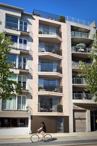 Welkom in Residentie Dunas, een uniek nieuwbouwproject in Oostduinkerke-Bad, op een steenworp van het strand en het bruisende centrum. Deze kleinschalige residentie biedt slechts vijf exclusieve appartementen, elk met een volledige verdieping, wat zorgt voor maximale privacy en lichtinval.<br /><br />Dit appartement heeft een ruime indeling, grote raampartijen en een zonnig terras, ideaal om te genieten van de kustsfeer.<br /><br />Indeling: inkomhal | zuidgerichte leefruimte uitgevend op een uitgevend op zonnig terras| open, volledig uitgeruste keuken | berging met aansluiting voor wasmachine | afzonderlijk toilet | twee volwaardige slaapkamers | terras aan de achterzijde, toegankelijk vanuit beide slaapkamers | badkamer voorzien van inloopdouche en lavabo in meubel. <br /><br />Dankzij de hoogwaardige afwerking, energiezuinige technieken en duurzame materialen geniet u van optimaal wooncomfort. Warmtepomp, vloerverwarming en passieve koeling zorgen voor een aangenaam binnenklimaat.<br /><br />Bovendien is er de mogelijkheid tot aankoop van een privatieve berging en een parkeerplaats in het semi-automatische parkeersysteem.<br /><br />Wonen in Residentie Dunas betekent rust, luxe en exclusiviteit op een toplocatie.