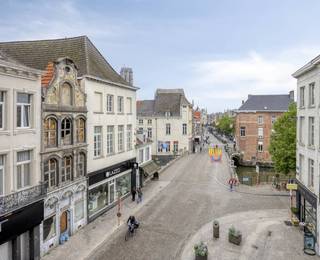 Complexe historique unique : commerce, logement et stockage au cœur de MalinesDécouvrez cet extraordinaire complexe immobilier idéalement situé en face du parking Lamot, dans le triangle commercial entre De Bruul, IJzerenleen et l'agréable marché aux poissons. Ce monument protégé combine deux bâtiments historiques (1771 et 1500) en un ensemble impressionnant de commerces, de logements et de stockage.Rez-de-chaussée commercial avec visibilité maximaleL'avantage est la vitrine qui se détache de près de 3 mètres, de sorte que votre entreprise attire immédiatement l'attention depuis l'IJzerenleen. Le rez-de-chaussée de 208 m² offre des espaces commerciaux lumineux grâce à de grands dômes, comprenant des espaces sociaux et une cave voûtée sèche.Vivre avec charmeAu-dessus du magasin se trouve un appartement duplex de caractère (132 m²) avec de hauts plafonds et une vue frontale sur l'Old Ships House. Il dispose d'une entrée privée, d'un salon spacieux et de deux chambres. Le loft mansardé aux charpentes authentiques peut accueillir une chambre supplémentaire ou un bureau.Entrepôt authentiqueÀ l'arrière, se trouve un entrepôt de pas moins de 240 m², réparti sur trois étages. Avec son escalier en colimaçon en pierre original, ses lourds planchers en planches et son toit rénové (2009), cette section est un véritable joyau pour ceux qui recherchent de l'espace supplémentaire ou une approche créative.Caractéristiques :EPC : D (appartement) /F (commerce - pas de rénovation en raison du monument).Disponible : à partir du 01/07/2027Intéressé ? Pour plus d'informations ou pour une visite, veuillez contacter Dewaele Vastgoed Mechelen.Registre des mesures: en cours de demande