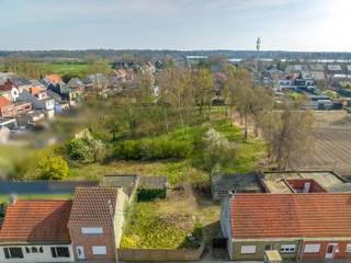 In de rustige straat Galgenhoek te Putte-Stabroek bevindt zich deze aantrekkelijke bouwgrond, ideaal voor het realiseren van uw droomwoning.
De grond is gelegen in een aangename omgeving met een vlotte bereikbaarheid naar het centrum van Stabroek, Kapellen en de omliggende gemeenten. Dankzij de gunstige ligging geniet u hier van een perfecte combinatie tussen rust en bereikbaarheid, met winkels, scholen en openbaar vervoer in de nabije omgeving.
Deze bouwgrond biedt tal van mogelijkheden voor het oprichten van een eengezinswoning (onder voorbehoud van stedenbouwkundige voorschriften), waarbij u uw woning volledig naar eigen smaak en wensen kan vormgeven.
Troeven:
• Gelegen in een rustige en kindvriendelijke omgeving
• Goede bereikbaarheid en nabij belangrijke invalswegen
• Nabij winkels, scholen en openbaar vervoer
• Ideaal voor het bouwen van een gezinswoning
Bent u op zoek naar een mooie locatie om uw bouwproject te realiseren? Dan is deze grond zeker een bezoek waard.
Voor meer informatie of het plannen van een afspraak, contacteer ons via 03 568 03 03 of info@vastgoed03.be.