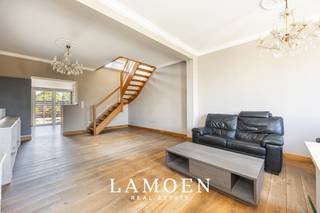 <p>Zoek je een appartement met echte ruimte, vlak bij alles? Dan is dit duplexappartement van 130 m² het bekijken waard.<br />De leefruimte is royaal genoeg voor een volwaardig salon én een aparte eetplaats, zonder dat één van de twee in het gedrang komt. De gashaard zorgt in de winter voor de nodige gezelligheid.<br />De halfopen keuken is voorzien van alle comfort en staat in direct contact met de living en het terras. Handig meegenomen: een aparte wasruimte met gastentoilet.<br />Op de tweede verdieping liggen drie slaapkamers en de badkamer, met lavabo, ligbad en toilet.<br />Buiten begint het dorp meteen. Scholen, winkels en openbaar vervoer liggen op wandelafstand. Wie een wagen heeft, parkeert voor de deur of huurt voor een bescheiden bedrag een staanplaats naast het gebouw.</p><p>Alle troeven op een rijtje:</p><p>- Ruim appartement van 130 m² <br />- Uitstekende ligging in het centrum<br />- Klein gebouw, lage vaste kosten<br />- EPC-label C, geen renovatieverplichting na aankoop<br />- Conforme elektriciteit<br />- Asbestveilig</p><p>Interesse in dit pand of benieuwd naar onze verkoopsstrategie voor uw woning? Plan zeker een afspraak in via info@lamoen.net of 03 375 60 99<br />Bodemattest, Asbestattest, Stedenbouwkundige info aanwezig. Overstromingsgevoeligheid: P- score B en G-score A. Bruikbare oppervlakte volgens EPC 130 m², afmetingen indicatief.</p>