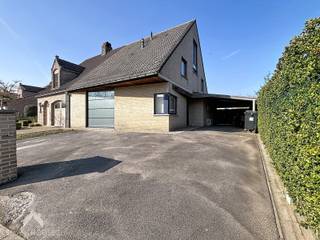 Op zoek naar ruimte, comfort én mogelijkheden? Deze hippe halfopen woning met multifunctioneel bijgebouw heeft het allemaal!Je komt binnen via de...