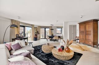 LUXE-APPARTEMENT van 260m2 + 17m2 terrassen! Op wandelafstand van het CENTRUM, STATION en SCHOLEN, WINKELS, en de KLINIEK. UNIEKE AFWERKING met...