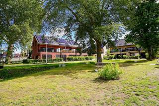 Op wandelafstand van het centrum van Lokeren vindt u dit instapklare, compleet geschilderd, nieuwbouwappartement dat uitblinkt in comfort en energiezuinigheid. Dankzij de nieuwste technieken geniet u hier van zeer lage energiekosten. Het appartement is door zijn ligging zeer lichtrijk en beschikt over twee slaapkamers, een ruime en lichtrijke woonkamer met open keuken en stijlvol keukeneiland, een aparte berging, een afzonderlijk toilet en een badkamer uitgerust met een ruime inloopdouche en ingebouwd ligbad. Het zuid-gericht terras biedt de perfecte plek om in alle rust van de zon te genieten. Alle ruimtes zijn voorzien van verlichting en gordijnen waardoor het appartement dus compleet instapklaar is. Bovendien is in de huurprijs een parkeerplaats onder een carport inbegrepen, wat dit appartement nog praktischer maakt.<br />Huurprijs: 1.100 EUR + 0 EUR gemeenschappelijke kosten<br />Referentie: 5684