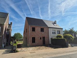 <p><span>Deze energiezuinige halfopen nieuwbouwwoning in het rustige en aangename Wetteren Overbeke, is ideaal gelegen. Dankzij de vlotte verbinding ben je bovendien snel in het centrum van Wetteren en kunnen alle nodige voorzieningen gevonden worden. </span></p><p><span> </span></p><p><span>De woning wordt duurzaam en kwalitatief gebouwd met oog voor comfort, energiezuinigheid en toekomstgericht wonen. Moderne technieken, een doordachte indeling en een aangename tuin maken van deze woning een ideale thuis voor gezinnen of koppels die ruimte en kwaliteit zoeken.</span></p><p><span> </span></p><p><span>De woning krijgt volgende indeling: Via de inkomhal met gastentoilet betreed je de woning. De lichtrijke leefruimte sluit naadloos aan op de open keuken en biedt een mooi zicht op de tuin en het terras. Aansluitend is er een praktische berging/wasplaats met plaats voor technieken. Parkeren kan op eigen terrein, met de mogelijkheid tot het plaatsen van een carport.De nachthal geeft toegang tot drie volwaardige slaapkamers, een apart toilet en een ruime badkamer uitgerust met ligbad, inloopdouche en dubbel lavabomeubel.<br />Via een zolderluik is de zolder bereikbaar. Deze ruimte biedt extra opbergmogelijkheden of kan eventueel ingericht worden als bijkomende ruimte, mits verdere afwerking.</span></p><p><span> </span></p><p><span>Technische troeven op een rij</span></p><ul><li><span>Zeer gunstig EPC label (E-peil 30) </span></li><li><span>Lucht/water warmtepomp met vloerverwarming</span></li><li><span>Regenwaterput van 7.500 liter</span></li><li><span>Mogelijkheid tot het plaatsen van een carport (ca. 18 m²)</span></li></ul><p><span>Meer informatie gewenst? Neem contact op met Quinten van Immo Zone op 0485/02.48.04 of via <span>quinten@immo-zone.be</span></span><span> </span></p><p><span> </span></p>