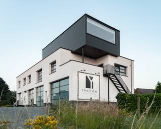 <p><strong>Uniek handelspand met luxueus en zeer ruim duplex appartement op een absolute toplocatie langs de Ninoofsesteenweg te Lennik!</strong> Deze uitzonderlijke eigendom combineert een moderne architectuur met maximale visibiliteit en multifunctionele mogelijkheden op een strategische commerciële topligging.</p><p>Het gelijkvloers omvat een indrukwekkende <strong>handels- of kantoorruimte</strong> met een stijlvolle industriële afwerking, grote raampartijen en een professionele uitstraling. Dankzij de uitstekende zichtbaarheid langs een drukke verbindingsweg geniet uw zaak hier van maximale exposure. Ideaal voor showroom, kantoor, vrij beroep, praktijkruimte of creatieve onderneming.</p><p>Boven het handelspand bevindt zich een ruim en kwalitatief afgewerkt <strong>duplex appartement</strong> met een royale leefruimte en veel natuurlijke lichtinval. Het appartement beschikt over <strong>4 volwaardige slaapkamers en een ruim bureau</strong>, dat perfect ingericht kan worden als <strong>vijfde slaapkamer</strong> of hobbyruimte.</p><p>De combinatie van wonen en werken op één locatie maakt dit pand bijzonder interessant voor zelfstandigen, ondernemers of investeerders die op zoek zijn naar een uniek en representatief eigendom.</p><p><strong>Troeven:</strong></p><ul><li><p>Absolute toplocatie langs de Ninoofsesteenweg</p></li><li><p>Uitzonderlijke visibiliteit en commerciële uitstraling</p></li><li><p>Moderne architectuur met kwalitatieve afwerking</p></li><li><p>Veelzijdige handelsruimte met tal van mogelijkheden</p></li><li><p>Ruim duplex appartement</p></li><li><p>4 slaapkamers + bureau/vijfde slaapkamer</p></li><li><p>Ideaal voor combinatie wonen en werken</p></li><li><p>Vlotte verbinding richting Brussel, Ninove en Aalst</p></li></ul><p>Een zeldzame opportuniteit voor wie wonen, ondernemen en zichtbaarheid wenst te combineren op een commerciële topligging. Contacteer ons vandaag nog voor meer informatie of een bezoek!</p>