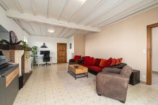 <p>Bent u op zoek naar een ruime gezinswoning op een rustige ligging, vlak bij het centrum van Eeklo? Dan is deze halfopen bebouwing zeker een bezoek waard.</p>
<p>Doorheen de jaren werd de woning grondig vernieuwd. Zo werden <strong>nieuwe ramen</strong> geplaatst en geniet u van een <strong>moderne badkamer</strong>. De woning is uitgerust met <strong>centrale verwarming op aardgas</strong>, <strong>zonnepanelen met thuisbatterij</strong>, wat zorgt voor een energiezuinige en toekomstgerichte woonoplossing.</p>
<p>Dankzij de <strong>betonnen gewelven</strong> geniet u van een stevige constructie en extra wooncomfort. Verder beschikt de woning over <strong>rolluiken</strong>, een <strong>inpandige garage</strong> en een <strong>vrijstaande garage of berging</strong>, ideaal voor extra opslag, fietsen of een hobbyruimte.</p>
<p>Buiten wacht een <strong>volledig omheinde, zonnige tuin</strong> waar u in alle privacy kunt genieten van rust en ontspanning. De ideale plek voor kinderen om veilig te spelen of om gezellige momenten door te brengen met familie en vrienden.</p>
<p><strong>Troeven van deze woning:</strong></p>
<ul><li>Halfopen bebouwing op een rustige ligging aan de rand van Eeklo</li><li>Drie ruime slaapkamers</li><li>Mogelijkheid tot een vierde slaapkamer op zolder mits plaatsen vaste trap</li><li>Nieuwe ramen en vernieuwde badkamer</li><li>Centrale verwarming op aardgas</li><li>Zonnepanelen met thuisbatterij</li><li>Betonnen gewelven</li><li>Rolluiken</li><li>Inpandige garage en vrijstaande garage of berging</li><li>Volledig omheinde, zonnige tuin</li></ul>
<p>Een ruime, half open gezinswoning met tal van mogelijkheden. Maak snel een afspraak en ontdek zelf het potentieel van deze mooie woning.</p>