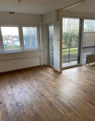 Gezellige studio met slaaphoek.Living met open keuken, slaaphoek, terras, badkamer.Prijs omvat huur met de algemene kosten.Meer Info Bel 050/41.55.50...
