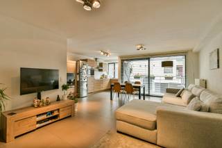 Welkom bij Iepersestraat 32/1.1, een volledig gerenoveerd appartement op de eerste verdieping met een uitstekend EPC-label B. Gelegen in het hart van Roeselare, op wandelafstand van supermarkten, winkels, scholen, openbaar vervoer en zoveel meer.<br /><br />Bij binnenkomst wordt u verwelkomd in een ruime inkomhal met plaats voor een vestiaire. De lichtrijke leefruimte loopt naadloos over in de open keuken, die is uitgerust met kwaliteitsvolle toestellen. Aansluitend bevindt zich een zuidgericht terras waar u in alle rust van de zon kunt genieten.<br /><br />Het appartement beschikt over twee volwaardige slaapkamers, waarvan één met en suite dressing. De stijlvolle badkamer is voorzien van een ligbad, toilet en dubbele lavabo. Daarnaast is er een praktische wasplaats en extra opbergruimte in de kelderberging.<br /><br />Het gebouw beschikt over een gemeenschappelijke fietsenberging. Er is tevens de mogelijkheid om het lopende huurcontract voor de garage over te nemen.<br /><br />De vermelde prijs is een richtprijs. Elk bod, zowel lager als hoger, wordt aan de eigenaar voorgelegd. Deze behoudt zich het recht voor om het bod al dan niet te aanvaarden.