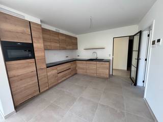 <p><strong>TE HUUR - Centrum Sint-Kwintens-Lennik</strong> - Eerste verdieping - Splinternieuw appartement van 94m<sup>2 </sup>voorzien van alle technologieën en bestaande uit:<br /><br />- <strong>ruime woonkamer</strong> met aanpalend terras van 8m<sup>2</sup><br />- <strong>2 slaapkamers </strong>waarvan 1 ingericht met <strong>dressing</strong><br />- volledig ingerichte open keuken<br />- badkamer met wastafel, meubel en inloopdouche<br />- apart toilet<br />- inkomhal met vestiairekast<br />- berging met aansluitingen voor wasmachine en droogkast<br /><br />Rustige ligging nabij alle winkels en voorzieningen. Uitgerust met <strong>zonnepanelen,</strong> toilet aangesloten op regenwater en <strong>warmtepomp</strong> die verbonden is zowel aan de <strong>vloerverwarming als -koeling. </strong><br /><br /><strong>Lift</strong> in de gemeenschappelijke delen. <strong>1 staanplaats voor de wagen mét laadpaal.</strong> Individuele kelder van 30m<sup>2</sup>.<br /><br /><strong>Huurprijs: 1400euro/maand + 50euro/maand kosten</strong>/onderhoud gemeenschappelijke delen en lift<br /><br /><strong>Beschikbaar per 01/09/2026</strong><br /><br />Interesse? Vraag nu uw bezoek aan via info@dehenauvastgoed.be of op 0473 36 48 23. <br /> </p>