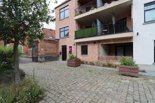 Zoekt u een energiezuinig 2-slaapkamer appartement met ruim terras in hartje Beveren?<br />Dan is dit appartement vast iets voor u!<br /><br />Het appartement is gelegen op de gelijkvloerse verdieping van een kleinschalig gebouw in het centrum van Beveren en heeft volgende indeling: een privé inkomhal met een apart toilet met handwasser, een ruime living met aansluitend een ruim terras, een halfopen keuken (voorzien van keramische kookplaat, spoelbak, dampkap, koelkast en vaatwasmachine), een berging, een badkamer (met een inloopdouche, een extra breed ligbad en een dubbel lavabomeubel) en 2 slaapkamers, 15m² en 8m² (waarvan de grootste met patio).<br /><br />Verder is er een ondergrondse staanplaats met berging en een gemeenschappelijke fietsenstalling inbegrepen in de huurprijs.<br />Het appartement is bovendien volledig voorzien van verlichting. <br /><br />De gemeenschappelijke kosten bedragen 50 euro per maand.<br />Het appartement is beschikbaar vanaf 1 september.<br /><br />De voornaamste troeven van dit appartement zijn: centrale ligging, de energiezuinigheid, vlakbij de winkelstraten...<br /><br />Twijfel niet om ons te contacteren voor meer informatie of een plaatsbezoek via verhuur@homevast.be of tel. 03 376 20 20.