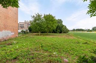 Terrain à bâtir situé au centre de Zellik.immo David vous propose ce beau terrain à bâtir de 11a06ca pour la construction d'un immeuble mitoyen.Sur...