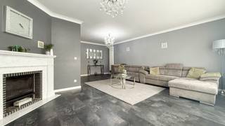 <p><span>Bij ImmoFusion 7/7 “open huis” : klik op onze 3D-TOUR.</span><br /><span>Ervaar vastgoed alsof je er zelf doorloopt!</span></p>
<p><span>Welkom in deze recent volledig gerenoveerde en instapklare woning aan de Lijsterlaan 7 in Aartselaar. Hier hoeft u niet meer te renoveren: de woning werd in zijn geheel vernieuwd en combineert een eigentijdse afwerking met een praktische indeling, ruime leefruimtes en een verrassend grote tuin. Met een inpandige garage, 8 zonnepanelen, een overdekt terras en drie slaapkamers is dit een woning die bijzonder veel comfort te bieden heeft.</span></p>
<p><span>Bij binnenkomst komen we in de inkomhal met een apart toilet en de trap naar de bovenverdieping. Rechts bevindt zich de inpandige garage. Achteraan sluit deze aan op een praktische wasplaats en is er rechtstreeks toegang tot de buitenruimte. Een bijzonder handige indeling die zorgt voor extra comfort en bergruimte.</span></p>
<p><span>De ruime keuken is één van de absolute blikvangers van de woning. Deze werd volledig vernieuwd en is stijlvol afgewerkt met moderne, lichte kastfronten, warme houtaccenten en ruime werkbladen. Naast de vele opbergmogelijkheden is de keuken uitgerust met een oven, combi-oven, vaatwasser en een inductiekookplaat met geïntegreerde afzuiging. Door de ruime opstelling is er bovendien plaats voor een gezellige eethoek. Vanuit de keuken heeft u rechtstreeks toegang tot de tuin.</span></p>
<p><span>Aansluitend bevindt zich de aangename leefruimte met voldoende plaats voor een comfortabele zithoek en een ruime eethoek. De grote raampartijen zorgen voor een mooie natuurlijke lichtinval. Het overdekte terras biedt een fijne plek om buiten te genieten, ook wanneer het weer wat minder meezit.</span></p>
<p><span>Op de bovenverdieping bevinden zich drie slaapkamers en de vernieuwde badkamer. De badkamer werd modern en smaakvol ingericht en beschikt over een ruime inloopdouche. De twee grootste slaapkamers zijn bijzonder ruim en bieden volop mogelijkheden voor een master bedroom en kinderkamer. De derde kamer is compacter en kan perfect ingericht worden als bureau, dressing, kinderkamer of hobbyruimte.</span></p>
<p><span>Ook de buitenruimte is een belangrijke troef. De woning beschikt over een verrassend ruime tuin voor een gesloten bebouwing, met voldoende plaats voor nog een terras, speelruimte of een groene inrichting. Dankzij de rechtstreekse toegang vanuit de keuken en de garage is de tuin bovendien bijzonder praktisch in gebruik.</span></p>
<p><span>De woning werd recent volledig gerenoveerd, waardoor u hier geniet van een hedendaagse woning zonder de zorgen en kosten van een renovatie. De 8 zonnepanelen vormen daarbij een mooie bijkomende troef.</span></p>
<p><span>De Lijsterlaan is rustig gelegen in Aartselaar, met winkels, scholen en andere dagelijkse voorzieningen in de nabije omgeving. Ook het centrum van Aartselaar is vlot bereikbaar. Dankzij de goede verbindingen zijn de A12 en E19 gemakkelijk toegankelijk, waardoor ook Antwerpen en de omliggende gemeenten vlot bereikbaar zijn.</span></p>
<p>Pluspunten:<br />- Recent volledig gerenoveerd<br />- Instapklaar<br />- Ruime, volledig vernieuwde keuken<br />- Overdekt terras<br />- Vernieuwde badkamer met ruime inloopdouche<br />- Zonnepanelen<br />- Rustige ligging<br />- Inpandige garage met aansluitende wasplaats<br />- Vlotte verbinding met A12 en E19<br /><span>Maatregelen opgenomen in het Maatregelenregister: nee</span></p>
<p><span>Interesse? Voor een bezichtiging ter plaatse of meer info, bel ons op 078/78.78.70, of kom gerust binnen in ons kantoor — je bent steeds welkom!</span></p>