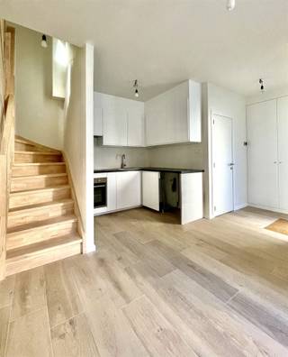 NIEUWE MODERNE HALF-OPEN BEBOUWINGMET EIGEN RUSTIG GELEGEN PRIVÉ PLEIN MEUBELS NOG IN TE RICHTEN. Met veel trots presenteren wij u Deze knappe...