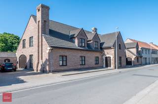 Deze centraal gelegen ruime villa omvat een inkomhal, living, eetplaats, keuken, grote mancave (of 2e leefruimte), wachtplaats en 2 burelen (via aparte ingang), berging, kelder, 5 ruime slaapkamers, badkamer, gelijkvloerse douchekamer met wasplaats en een ruime zolder (eventueel extra kamers). Verder is er nog een garage, tuinberging, terras en tuin op ca. 800m². Centrale verwarming via aardgas (ketel van 2020), 20 zonnepanelen, thuisbatterij en boorputwater aanwezig. EPC B
