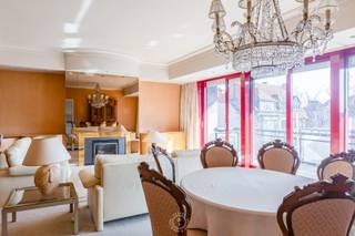 In het <strong>centrum van Sint-Niklaas</strong>, vlak bij de Grote Markt, bevindt zich dit <strong>ruime appartement met een oppervlakte van 141 m²</strong>. Het appartementsgebouw is uitgerust met een <strong>lift</strong> wat bijdraagt aan extra comfort en vlotte toegankelijkheid. Dankzij de <strong>centrale ligging </strong>zijn vele voorzieningen zoals winkels, horeca en openbaar vervoer op wandelafstand. De huidige eigenaar huurt een autostaanplaats achter het gebouw.<br /><br />De <strong>ruime leefruimte</strong> baadt in het licht dankzij de <strong>grote raampartijen </strong>en biedt directe toegang tot het <strong>zuidgerichte terras</strong>. De gezellige houtcassette en ingebouwde spots zorgen daarbij voor extra sfeer en comfort. Op het terras geniet je van een <strong>prachtig uitzicht op de Sint-Niklaaskerk en de levendige Houtbriel</strong>. Aansluitend bevindt zich een aparte, verzorgde keuken, eveneens met toegang tot het zonnige terras. Achteraan vinden we <strong>twee comfortabele slaapkamers</strong>, waarvan één beschikt over een <strong>ensuite badkamer</strong>, volledig afgewerkt in natuursteen. Verder is er nog een <strong>praktische was- en bergruimte met een extra lavabo</strong>.<br /><br />Ben jij op zoek naar een <strong>energiezuinig</strong> appartement met <strong>private kelderberging</strong> pal in het centrum van Sint-Niklaas? Dan is dit jouw kans! Plan een bezichtiging in met <strong>Hugo via mail: hdb@claves.be of bel: 0475/94.43.07.</strong>