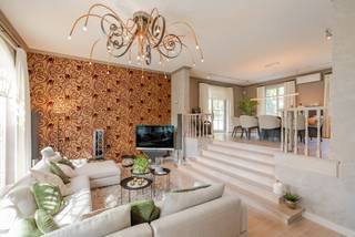 Villa uit 2002 in het geliefde Linden, gelegen in een rustige doodlopende straat en ontworpen door Kwadraat. De woning wordt omringd door een prachtig aangelegde tuin met siervijver op een perceel van 750m². Met een bewoonbare oppervlakte van 322m² en aangename splitlevel-niveaus biedt deze villa een bijzonder ruimtelijk en open woongevoel.<br />Binnenin beschikt u over vier volwaardige slaapkamers en een nieuwe luxe badkamer uit 2020, afgewerkt met hoogwaardige materialen. De keuken in volkern werd recent vernieuwd en uitgerust met topapparatuur van V-ZUG, ideaal voor wie houdt van kwaliteit en verfijning.<br />De woning is volledig mee met haar tijd: EPC B, zonnepanelen, vloerverwarming, een thuisbatterij en een laadpaal zorgen voor een energiezuinige en toekomstgerichte woonervaring. Buiten geniet u van meerdere terrassen met een nieuwe zonnetent van Harol en een stijlvol schaduwdoek van HOOVER Concepts. Het tuinhuis uit 2020, volledig geïsoleerd en voorzien van verlichting, vormt een extra troef voor hobby, opslag of thuiswerk.<br />Een bijkomend pluspunt is de uitbreidingsmogelijkheid op de zolder, bereikbaar via een vaste trap. Hier kan eenvoudig een extra slaapkamer en zelfs een bijkomende badkamer worden gecreëerd, wat de woning nog meer potentieel en flexibiliteit biedt.<br />Een uitzonderlijke eigendom die rust, ruimte, energiezuinigheid en een prachtige tuin combineert op een toplocatie in Linden, in een doodlopende straat en mét uitbreidingsmogelijkheden voor wie nog een stap verder wil gaan. info@covas.be // 016 40 60 20 // www.covas.be