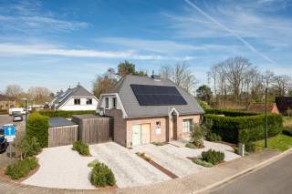 Mis deze buitenkans niet!<br />Gelegen in het groen in een rustige woonwijk vind je deze parel terug die met oog voor kwaliteit en detail werd gebouwd in 2008.<br />Indeling gelijkvloers: inkomhal met toilet, prachtige ruime en lichtrijke living/eetplaats aanpalend met de open leefkeuken voorzien van alle nodige comfort, naast deze keuken bevindt zich ook een praktische berging/wasplaats en verder nog een multifunctionele ruimte (met aparte ingang, die kan dienen als extra slaapkamer/bureau/hobbyruimte (26m²).<br />Buiten kan u verder genieten van de leuke charmante tuin uitkijkend op groen. Eveneens een garage en fietsberging.<br />Op de 1e verdieping bevinden zich drie slaapkamers, waarvan de masterbedroom met dressing en terras, tevens ook nog de moderne badkamer met ligbad, dubbele lavabo en inloopdouche. Verder vind je ook nog een apart toilet.
Via zolderluik nog een grote extra berging.<br />Deze parel heeft werkelijk alle troeven in huis om van deze woning uw thuis te maken.
Alle troeven eventjes op een rij:
- Energiezuinig: EPC : B= 106 kWh/ (m²/jaar)
- 14 zonnepanelen<br />van 330W/stuk
- Ventilatiesysteem C
- Bewoonbare opp. van maar liefst 178m²
- Overal airco
- Regenwaterput van 5.000 liter
- Fantastische tuin om te genieten,…<br />Kortom, bent u op zoek naar uw droomwoning? Stop dan met zoeken, u heeft ze gevonden!
Contacteer Elynn voor een bezoekje om dit alles te komen ontdekken.<br />Stedenbouw in aanvraag.