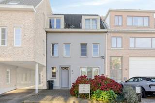 Instapklaar gelijkvloers appartement met tuin inclusief parking in Wilrijk<br /><br />Dit verzorgde gelijkvloers appartement is gelegen in Wilrijk en combineert een rustige ligging met een uitstekende bereikbaarheid. Op wandelafstand bevinden zich het Steytelinckpark en Park van Eden. Winkels, scholen, horeca en openbaar vervoer liggen in de directe omgeving. De bushalte bevindt zich op 30 meter en via de A12, E19 en de Antwerpse Ring bent u vlot onderweg.<br /><br />Indeling<br />De totale oppervlakte van 100 m² bevat:<br />Gemeenschappelijke inkomhal<br />Lichtrijke leefruimte<br />Open keuken met keukeneiland, combi-oven/microgolf, stoomoven en veel kastruimte<br />Aparte berging met aansluiting voor wasmachine en droogkast<br />2 slaapkamers, beide met toegang tot de tuin<br />Badkamer met inloopdouche<br />Apart gastentoilet<br />Private, droge kelder.<br /><br />Buitenruimte<br />De tuin is bereikbaar vanuit beide slaapkamers en beschikt over een zonnewering en een waterton.<br />Parking met automatische poort<br />1 private autostaanplaats<br />Gemeenschappelijke, overdekte fietsenstalling<br /><br />Comfort<br />Elektrische rolluiken aan alle ramen<br />Hoogrendementsbeglazing<br />Centrale verwarming op aardgas met condenserende ketel<br />Nieuwe boiler (2024)<br />Digitale gas- en elektriciteitsmeter<br /><br />Ligging<br />Op wandelafstand van Steytelinckpark en Park van Eden<br />Winkels en horeca in de buurt<br />Bushalte op 30 meter<br />Bist op 500 meter<br />Vlotte verbinding naar Antwerpen-centrum, A12, E19 en de Antwerpse Ring<br /><br />Praktische informatie<br />EPC: Label C – 216 kWh/m²/jaar<br />Gemeenschappelijke kosten: €50/maand<br /><br />De algemene voorwaarden van Dewaele DIY kunt u steeds raadplegen via dewaele.com.<br /><br />Bestuursmaatregelen in het maatregelenregister: in aanvraag