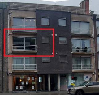 <strong>Mooi appartement in centrum, 113m², LIFT, 2 slpk, terras en garage</strong><br /><br />-Inkomhal met stenen vloer, veiligheidsdeur, vestiairekasten<br />-Woonkamer met stenen vloer 41m², balkon, screens, open ingerichte keuken (ijskast, vrieskast, vaatwasmachine, vitrokeramisch kookvuur, microgolfoven, oven, dampkap)<br />-Gastentoilet met handwasser<br />-Berging met installatie cv (Buderus), ruimte voor wasmachine en droogkast<br />-Slaapkamer 1 (3,8x3,86m)met laminaat en ingemaakte kasten<br />-Slaapkamer 2 (2,6x3,8m)met laminaat, ingemaakte kasten<br />-Ingerichte badkamer met ligbad, aparte douche en dubbele lavabo<br />-Terras +/- 5x2m met automatische zonnewering<br />-Garagebox in het appartementsgebouw<br /><br /><span><strong>Bijzonderheden<br /></strong></span>-Uitstekende ligging in centrum van Brasschaat, in rustig gebouw<br />-LIFT<br />-Verzorgd gebouw<br />-Elektrische rolluiken achteraan, screens vooraan, veiligheidsdeur<br />-Zeer gunstig EPC: 80kWh/m² Energielabel A<br />-Huurwaarborg 3 maanden via Korfine