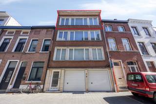 <p>Te koop: instapklaar appartement in het hart van Mechelen, op wandelafstand van winkels, scholen en openbaar vervoer.</p><p><br /></p><p>Dit instapklare appartement biedt een aangename indeling en een topligging in het hart van Mechelen. Dankzij de conforme attesten kunt u zonder zorgen intrekken. Alle dagelijkse voorzieningen, gezellige horecazaken en het openbaar vervoer bevinden zich op wandelafstand.</p><p><br /></p><p>Belangrijkste ruimtes:<br />• Inkomhal<br />• Woonkamer met veel lichtinval<br />• Keuken<br />• Twee slaapkamers, waarvan 1 met toegang tot het terras<br />• Badkamer<br />• Berging met aansluiting voor wasmachine</p><p><br /></p><p>• 2 extra bergingen bij aan te kopen voor €5.000 (2 m² en 4 m²)<br />• Binnen staanplaats bij aan te kopen voor €35.000</p><p><br /></p><p>Troeven:<br />• Instapklaar met conforme attesten<br />• Gelegen in het centrum van Mechelen</p><p><br /></p><p>Neem vandaag nog contact op met uw ERA-makelaar voor een bezoek.<br />JOUW DROOMAPPARTEMENT. ZO GEVONDEN!</p>