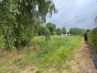 Bent u op zoek naar een zeer brede bouwgrond van bijna 27 meter breed op de bouwlijn en een mogelijke bouwbreedte van bijna 16 meter? Dan is dit...