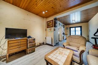 Ontdek deze authentieke, te renoveren eengezinswoning in het hart van de zeer gewilde wijk Wiener, die een geweldig potentieel biedt voor herinrichting. Het pand is momenteel opgedeeld in twee appartementen en zal zowel renovatie-liefhebbers als investeerders aanspreken die op zoek zijn naar een pand met talrijke mogelijkheden. Op de begane grond bevinden zich een slaapkamer, een ruime woonkamer met zithoek, eetkamer en open keuken, evenals een doucheruimte. Een lichte veranda vormt een aangename uitbreiding van de leefruimtes en leidt naar een aangelegde binnenplaats, afgeschermd van nieuwsgierige blikken. Aan de achterzijde van het perceel biedt een karakteristiek bijgebouw, met een oppervlakte van ongeveer 20 m² per verdieping verdeeld over twee verdiepingen, een ideale ruimte voor een atelier, een kantoor, een hobbyruimte of een ander project, mits de benodigde vergunningen worden verkregen. De eerste verdieping is momenteel ingericht als een appartement met één slaapkamer, bestaande uit een woonkamer, een keuken, een doucheruimte en een apart toilet. Op de tweede verdieping maken twee extra slaapkamers, waarvan één met een eigen badkamer, de leefruimtes compleet. Een ruime zolder maakt het geheel compleet en biedt nog mooie inrichtingsmogelijkheden. Dit huis ligt vlak bij openbaar vervoer, winkels, scholen en het station van Boitsfort en combineert de charme van een gewilde wijk met een uitzonderlijk potentieel. Een zeldzaam object, klaar om een nieuw hoofdstuk te schrijven volgens uw wensen. PEB:G Elektriciteit voldoet niet aan de normen, gasboiler. Informatie en bezichtigingen: +32 472 46 57 83.