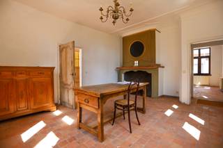Charmante 18de-eeuwse woning met een perfecte mix van authenticiteit en hedendaags comfort.<br /><br />Deze karaktervolle woning beschikt over een gezellige leefruimte en eetkamer met telkens een prachtige schouw, een nieuwe uitgeruste keuken, een gezellige veranda, een gastentoilet en een wasberging.<br /><br />Op de 1ste verdieping bevinden zich 2 zeer ruime slaapkamers en een badkamer met dubbele wastafel, bad en toilet.<br /><br />De zolder biedt tal van mogelijkheden en kan ingericht worden tot meerdere extra slaapkamers. Daarnaast is er een grote kelder aanwezig.<br /><br />Buiten geniet je van een privatieve oprit en een zuidgeoriënteerde tuin.<br /><br />Benieuwd naar deze karaktervolle woning? Wij leiden je graag rond!