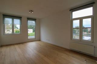 <p><span>RUIM DUPLEX APPARTEMENT MET 3 SLPKS</span></p><p><span>In dit mooi, instapklaar, vernieuwd duplex appartement kan u zeker gezellig wonen. Gelegen op wandelafstand van alle faciliteiten. Zeker een bezoek waard! <br /><br />EERSTE VERDIEPING:<br /><br />- Woonkamer: 29 m² - Parketvloer, open keuken<br />- Keuken: Parketvloer, combi-oven, spoelbak, afwasmachine, inductievuur<br />- Berging: 2 m², keramische vloertegel, boiler, wasmachine, droogkast<br />- Toilet: 1 m², keramische vloertegel, handenwasser<br />- Gang: 3 m², parketvloer<br />- Badkamer: 5 m², keramische vloertegel, dubbel wasbak, regendouche, ligbad<br />- Slpk: 14 m², parketvloer<br />- Opmetingen zijn indicatief<br /><br />TWEEDE VERDIEPING:<br /><br />- Hal: 6m², vast tapijt, parket<br />- Toilet: 2 m², keramische vloertegel<br />- Slpk: 8 m², parket, dakvenster<br />- Slpk: 11 m², parket<br />- Mezzanine: 6 m², parket<br />- Opmetingen zijn indicatief<br /><br />BIJZONDERHEDEN:<br /><br />- Elektriciteit conform<br />- Bruikbare vloeroppervlakte (m²) EPC: 107 m²<br />- Asbestveilig, geen asbest<br />- Vernieuwd duplex-appartement, parketvloer<br />- EPC label D, renovatieplicht NIET van toepassing<br />- Gem. Kost: 15 euro / maand, beurtrol poetsen gang<br />- 3 slpks, badk met ligbad en douche<br />- Bouwjaar: 1875-1899<br />- Momenteel is het app verhuurd<br />- Geen terras, geen fietsenberging, vaak garages te huur in nabijheid</span></p><p><span>Vergunning-Woongebied-Geen rechterlijke herstelmaatregel of bestuurlijke maatregel opgelegd.-Geen voorkooprecht-Geen verkavelingsvergunning<br /><br />Info: Nicki, <span>0496 02 35 68</span></span><span>, Email: nf@janssenenjanssen.be</span></p>