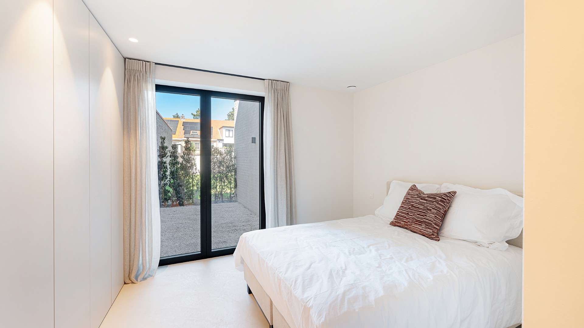 Une maison bel étage neuve et élégante, à l'architecture moderne, offrant 4 chambres à coucher et une terrasse ensoleillée exposée plein sud, situé le long du Graaf Jansdijk à Knokke-Heist. - photo 4