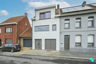 Ontdek deze instapklare bel-etagewoning met drie slaapkamers en nieuwe uitbouw op een perceel van 668 m² nabij het centrum van Waregem. Deze...