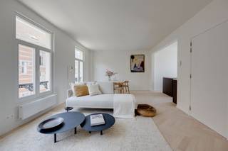 <p><span>Een gevel met karakter, een interieur anno 2026. In een charmant kleinschalig gebouw met 3 appartementen ontdek je op de tweede verdieping dit volledig gerenoveerde appartement van 81,7 m². Lichtrijk, strak afgewerkt en met een verrassend ruim terras als absolute bonus.</span></p><p><span>De ligging? Pal in Sint-Andries, op het raakvlak tussen de historische binnenstad en ’t Zuid. De Kloosterstraat, Nationalestraat, Vlaamsekaai, het KMSKA en een eindeloze keuze aan restaurants, koffiebars en boetieks liggen op wandelafstand. Hier woon je midden in Antwerpen, maar in een straat die haar authentieke karakter wist te bewaren.</span></p><p><span>•    Totaalrenovatie 2026 <br />•    2 slaapkamers <br />•    Groot terras <br />•    Gemeenschappelijke fietsenberging <br />•    EPC-label B</span></p><p><span>Binnen trekt de royale leefruimte meteen de aandacht. Grote raampartijen over de volledige gevelbreedte zorgen voor een overvloed aan daglicht, terwijl de lichte visgraatparket een warme, tijdloze basis vormt. De open doorgang naar de keuken versterkt het gevoel van ruimte. De maatwerkkeuken contrasteert mooi met het lichte interieur: donkere houttinten, royale werkbladen, geïntegreerde toestellen en een groot kook- en werkeiland maken er een volwaardige leefkeuken van.</span></p><p><span>Achteraan liggen de twee slaapkamers, verder werd de badkamer hedendaags en sereen uitgewerkt met een ruime inloopdouche. Een aparte toilet, praktische berging met aansluiting voor wasmachine en droogkast én privatieve kelderberging maken het plaatje compleet.</span></p><p><span>En dan het terras: een rustig gelegen buitenruimte, groot genoeg voor een volwaardige lounge- en eethoek, midden in de stad.</span></p><p><span>Dit appartement combineert precies wat in de binnenstad schaars is: licht, een sterke renovatie, twee slaapkamers én een royaal terras op een uitgesproken centrale locatie.</span></p><p><span>Ontdek Korte Vlierstraat 11 zelf. Plan je bezoek via Sinjoor: 03 283 05 00 of stad@sinjoor.be.</span></p>