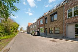 Instapklaar ruim woonhuis met zonnige tuin en grote garage met uitweg achteraan.<br /><br />Indeling:<br /><br />Inkomhal met afzonderlijk toilet en vestiairekast, ruime lichtrijke woonkamer, ingerichte open keuken, berging met wasplaats, badkamer voorzien van inloopdouche, wastafel en tweede toilet, 4 slaapkamers, bureau/dressing, extra hobbyruimte, zolder, zeer ruime garage met extra bergruimte (via uitweg achteraan), grote zonnige tuin met terras en apart toegankelijk via zijpoortje en overdekt gangpad achterkant. <br /><br />- Centrale verwarming op aardgas (HR-ketel)<br />- Dak en gevelisolatie<br />- Zonnepanelen<br />- Elektrische rolluiken<br />- Dubbele beglazing HOUT.