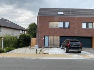<strong>PLAN UW BEZOEK VIA ONZE WEBSITE: WWW.IMMOBOSS.BE</strong><br /><br />De bijna energie neutrale woning (EPC 30 - zonnepanelen aanwezig - warmtepomp) is gelegen in een gezellige en zeer rustige buurt (doodlopende straat) te Merelbeke.<br />Deze nieuwbouw bestaat op het gelijkvloers uit een inkom met apart toilet, zeer ruime berging bereikbaar vanuit de inkomhal met garagepoort,  een lichtrijke leef- en woonruimte met open geïnstalleerde keuken. Vanuit de leefruimte heeft met toegang tot het terras en de tuin met tuinhuis.<br /><br />Op de eerste en tweede verdieping bevinden zich in totaal 4 slaapkamers en een moderne badkamer met inloopdouche, lavabomeubel en toilet.<br /><br />Huurprijs: 1.450 euro/maand<br /><br />Beschikbaarheid: 15/09/2026<br /><br />EPC: 30 kWh/m².<br /><br /><strong>PLAN UW BEZOEK VIA ONZE WEBSITE: WWW.IMMOBOSS.BE</strong>