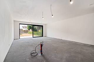 <p><strong>Te koop: casco woning in het centrum van Strombeek-Bever, op een ideale ligging nabij scholen, openbaar vervoer en residentiële omgeving.</strong></p>

<p><strong>Prijs is exclusief BTW!</strong></p>

<p>Deze woning (bouwjaar 2026) biedt een unieke kans om zelf de afwerking te bepalen. Dankzij de casco oplevering kan je de indeling, materialen en stijl volledig naar eigen wensen realiseren. De ligging in een rustige straat, maar toch dicht bij alle voorzieningen, maakt dit een aantrekkelijke keuze voor gezinnen en koppels.</p>

<p> </p>

<p><strong>Belangrijkste ruimtes:</strong><br />• Garage met directe toegang tot de woning<br />• Keukenruimte klaar voor inrichting<br />• Woonruimte met zicht op de tuin<br />• 3 (4) slaapkamers met veel lichtinval<br />• Zolder voor extra opslag of toekomstige uitbreiding extra slaapkamer <br />• Tuin (247 m²) ideaal voor ontspanning</p>

<p> </p>

<p><strong>Troeven:</strong><br />• Casco woning nog af te werken<br />• Ideale ligging nabij voorzieningen<br />• Afwerking volledig naar eigen wensen</p>

<p> </p>

<p>Neem vandaag nog contact op met je ERA-makelaar voor een bezoek.</p>

<p> </p>

<p>JOUW DROOMHUIS. ZO GEVONDEN!</p>