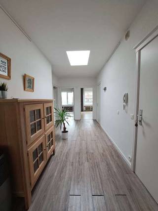 <strong>Comfortabel 2-slaapkamerappartement</strong> met <strong>BALKONTERRAS </strong>op een interessante en centrale ligging te <strong>Assebroek</strong>, dichtbij het station, de ring en het centrum van <strong>Brugge</strong>. <br />+ HR-glas!<br />+ Geen syndic! <br />+ Energielabel C!<br />+ Eigentijdse afwerking / inrichting!<br />+ Uitstekende mobiscore 9,1 op 10!<br /> <br />Omvat een ruime inkom, ruime en lichtrijke leefruimte, ingerichte keuken met aanpalend terras, berging / wasplaats, 2 ruime slaapkamers ( waarvan 1 met terras ), ruime dressing, badkamer met douche en een ruime private kelderberging voorzien van verlichting en elektriciteit. <br />Kosten: + 60 euro / maand voorschot verwarming + algemene delen.<br />#leukwonen #assebroek #brugge<br /><br />Beschikbaar 15 mei 2026