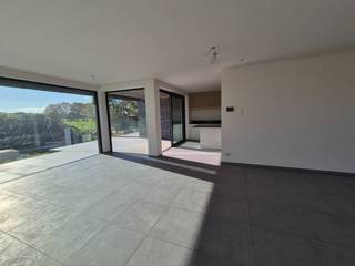 Tussen Lembeke en Oosteeklo, aan de Ledestraat 46A, bevindt zich deze nieuwbouwwoning, voorzien van alle modern comfort en alle moderne...