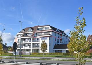 Ruim en aangenaam hoekappartement met een woonoppervlakte van 177m². Via de centrale inkomhal met gastentoilet zijn zowel de leefruimte als...