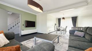 Bij ImmoFusion 7/7 “open huis”: klik op onze 3D-TOUR.<br />Ervaar vastgoed alsof je er zelf doorloopt!<br /><br />In een rustige en aangename woonomgeving in Tessenderlo bevindt zich deze degelijke en instapklare gezinswoning op Ulfheide 1. Dankzij de ligging op slechts enkele minuten van de E313 geniet u van een vlotte verbinding richting Antwerpen en Hasselt, terwijl u toch in alle rust woont.<br />De woning beschikt over een solide structuur: het dak is in zeer goede staat en ook de pvc ramen zijn goed onderhouden. Met een EPC-label c is er bovendien géén renovatieverplichting van toepassing, wat een extra geruststelling biedt voor de toekomst.<br />Binnenin heeft de woning een praktische indeling. De leefruimte bevindt zich apart vooraan de woning en biedt een gezellige plek om tot rust te komen. De eetplaats en keuken vormen samen één geheel, maar zijn afgescheiden van de leefruimte. Dit zorgt voor een aangename scheiding tussen wonen en koken, terwijl de eetruimte toch rechtstreeks aansluit bij de keuken, ideaal voor dagelijks gebruik.<br />Vanuit de keuken heeft u toegang tot een klein, gezellig terras, perfect voor een ochtendkoffie of een rustige pauze in de buitenlucht.<br /><br />Pluspunten:<br />- Geen renovatieverplichting!<br />- Volledig onderkelderd;<br />- Verwarming op gas!<br />- Garage in de kelder!<br />- Dichtbij autostrade E313;<br />- Grote tuin.<br /><br />Maatregelen opgenomen in het Maatregelenregister: nee<br /><br />Voor een afspraak of meer info, bel ons op 078/78.78.70, of kom gewoon binnen op ons kantoor. Steeds welkom!