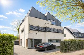 <p>In de gegeerde en residentiële Elsdonkwijk in Edegem wacht een villa die meer is dan een woning alleen… een plek waar visie en mogelijkheden samenkomen.<br /><br />Deze solide gebouwde villa vormt de perfecte basis voor wie groots wil denken. Met haar royale volumes, sterke structuur en gunstig EPC-label B biedt ze een zeldzame kans om een woning volledig naar eigen smaak en levensstijl vorm te geven, zonder renovatieverplichting en dus zonder tijdsdruk.<br /><br /><span><strong>INDELING:</strong></span><br /><br />Op het gelijkvloers bevindt zich een lichtrijke leef- en eetruimte met een mooi zicht op de tuin en het terras. Aansluitend is er een ruime keuken, aangevuld met een praktische berging.<br /><br />De eerste verdieping omvat vier slaapkamers, drie badkamers, een bureau en een polyvalente ruimte die flexibel kan worden ingericht.<br /><br />Op de tweede verdieping zijn er nog twee slaapkamers en twee badkamers, evenals een extra bureau. Daarnaast is er een ruim terras van circa 25 m².<br /><br />In de kelderverdieping vindt u onder meer een fitnessruimte, een wasruimte, een badkamer en bijkomende multifunctionele ruimtes.<br /><br />Extra comfort? Een lift die alle verdiepingen verbindt.<br /><br /><span><strong>BIJZONDERHEDEN:</strong></span><br /><br />• Topligging in een van de meest gegeerde wijken<br />• Solide constructie met sterke basis<br />• Volledige vrijheid om uw droomwoning te creëren<br />• Uitzonderlijke volumes en indelingsmogelijkheden<br />• Perfect voor gezinnen, zelfstandigen of visionaire kopers</p>