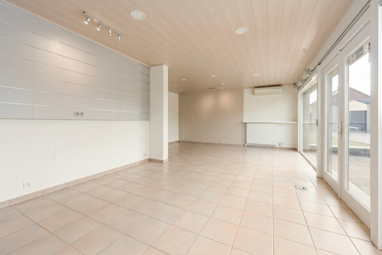 Wonen en werken combineren op toplocatie te Ichtegem - handelswoning met ruime woonst, tuin en garage - foto 4