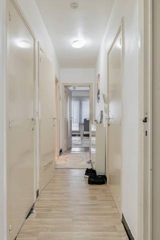 Dit charmante appartement bevindt zich in een kleinschalig gebouw met slechts 5 appartementen.<br />De ligging is uitstekend: in een hippe, opkomende buurt langs het water, vlakbij de Tondeliersite, AZ Sint-Lucas en de Odisee Hogeschool. Het historische centrum van Gent bevindt zich op korte fiets- of wandelafstand, en ook het openbaar vervoer is ruimschoots beschikbaar.<br /><br />Na een opfrisbeurt wordt dit appartement met ruim, zuidgericht terras (18 m²) de ideale thuis voor jonge starters — alleen of als koppel — <strong>of </strong>voor een studerende zoon of dochter.<br /><br /><strong>Indeling:</strong><br />Woonkamer, ingerichte keuken, badkamer met wastafel en douche, afzonderlijk toilet, 2 bergingen (waarvan één voor wasmachine en droogkast), 2 ruime slaapkamers en een zonnig terras.<br /><br />Ook interessant als <strong>opbrengsteigendom</strong> dankzij de uitstekende verhuurbaarheid!<br /><br />Het appartement is voorzien van <strong>dubbel glas</strong>, het <strong>dak werd recent geïsoleerd</strong>, en de <strong>nutsvoorzieningen (EGW)</strong> zijn <strong>individueel</strong>. Verwarming via <strong>CV op aardgas</strong>.<br />EPC: de appartementen nrs 170 en 171 hebben een identieke indeling; nr 170 bevindt zich op de 1eV en heeft een EPC label B; nr 171 bevindt zich op de 2eV (bovenste) en heeft een label E.<br />Stedenbouwkundige inlichtingen: Vg, Wg, Gdv, Vkr, Gvv<br />Overstromingsgevoeligheid: perceel D, gebouw D<br /><br /><strong>Info en bezoek</strong> op M 0474 88 29 43 en E marianne@devastgoedlink.be