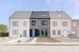 VERKOOP ONDER REGISTRATIERECHTEN! Deze knappe woning werd met kwaliteitsmaterialen en de grootste zorg afgewerkt. Op de gelijkvloerse...