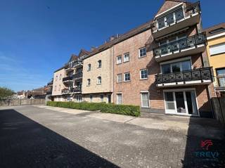 <p><span>Bel appartement 2 chambres situé au rez-de-chaussée d'une jolie résidence au centre ville à proximité de toutes les facilités accessibles à pied. L'appartement se compose d'un hall d'entrée avec vestiaire vers le beau séjour de 35 m² et sa cuisine toute équipée ouverte. Belle terrasse arrière au calme équipée d'une tente solaire. Hall de nuit vers les deux chambres. Belle salle de bain carrelée composée d'une cabine de douche, d'une baignoire, d'un meuble évier et d'un coin buanderie. Toilette séparée. PEB D. Double vitrage et Volets. Accumulateurs électriques. Vidéophone. Emplacement de parking en option. Infos et visites au 02.355.50.55. </span></p><p><span> </span></p>