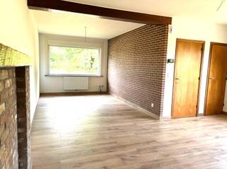 Demandez une visite à info@optimusvastgoed.be!TEUR: Maison rénovée de 3 chambres à Paal!Cettemaison mitoyenne est située au calme dans le quartier...