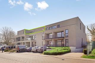 Welkom in deze charmante en energiezuinige assistentiewoning, ideaal gelegen in het centrum van Kortessem. Hier geniet u van rust, comfort én een levendige omgeving, met winkels, cafés en openbaar vervoer op wandelafstand. De perfecte plek voor wie zelfstandig wil wonen, met de zekerheid van zorg binnen handbereik.<br /><br />INDELING:<br /> x Lichtrijke leefruimte met open keuken; <br /> x Terras in het verlengde van de leefruimte, bereikbaar via schuifraam; <br /> x 1 comfortabele slaapkamer; <br /> x Inloopdouche in de aangrenzende badkamer met lavabo en toilet; <br /> x Praktische berging/ wasplaats; <br /> x Inclusief autostaanplaats.<br /><br />Deze flat van 68,5 m² bevindt zich op de tweede verdieping en biedt volop lichtinval en een mooie verbinding tussen binnen en buiten dankzij het zonnige terras met ver uitzicht. De woning werd ontworpen met aandacht voor ergonomie en gebruiksgemak: drempelloos, makkelijk toegankelijk, en volledig aangepast aan de noden van vandaag en morgen.<br /><br />U woont in een moderne residentie met lift, ruime inkomhal, woonassistent ter plaatse en een gezellig gemeenschappelijk salon waar regelmatig activiteiten worden georganiseerd. <br />Buiten nodigt het zuidwestgericht terras uit tot ontspanning, en u kunt samen met de medebewoners genieten van een potje petanque in de gemeenschappelijke tuin.<br /><br />Dankzij het persoonlijk oproepsysteem en de continue zorgondersteuning combineert deze woning het beste van twee werelden: zelfstandig wonen met gemoedsrust. De EPC-waarde van 79 en het A-label benadrukken de uitstekende energieprestatie van deze woning.<br /><br />Een warme thuis in een groene, veilige omgeving – ontdek het zelf!<br /><br />INTERESSE?<br />Bent u geïnteresseerd in deze mooie serviceflat? Plan dan snel een bezoek door te bellen naar 012 23 00 23 of stel uw vragen aan roland@immo-leroi.be.