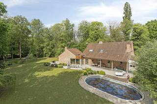 Droomt u van een rustig gelegen woning in een prachtige omgeving? Deze villa in Bois de Strihoux, gebouwd in 1996, biedt het allemaal. Gelegen in...