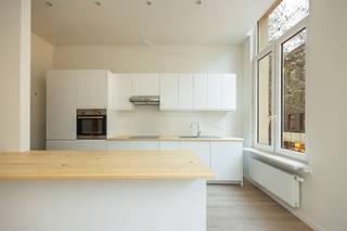 <p>Het appartement is super centraal gelegen in de Nationalestraat, op de grens van het historisch centrum en de Sint-Andrieswijk. Omgeven door gezellige restaurants, trendy bars en verschillende supermarkten. Direct aan belangrijke invalswegen, de Ring van Antwerpen en openbaar vervoer. Velostation op wandelafstand.</p><p>· 2 slaapkamer appartement<br />· 2 badkamers<br />· Net gerenoveerd<br />· Direct beschikbaar<br />· Toplocatie</p><p>Het appartement van 115 m² is gelegen op de 1e verdieping en bereikbaar per trap. Je komt binnen via de ruime, zonnige leefruimte, ingedeeld in een living en eetkamer met aansluitend de open keuken, geïnstalleerd met toestellen. De nachthal met gastentoilet, ingemaakte vestiaire en berging leidt naar de rustige achterzijde van het appartement, waar zich de 2 slaapkamers bevinden, waarvan 1 is voorzien van ingemaakte dressing. Verder is elke slaapkamer uitgerust met een eigen badkamer. Badkamer 1 is omvat een bad met douche, een wastafel en handdoekdroger. De andere badkamer is uitgerust met een inloopdouche, een wastafel, handdoekdroger en aansluiting voor wasmachine en droger.</p><p>Gemeenschappelijke kosten: 75 euro/maand (elektriciteit voor gemeenschappelijke ruimtes en privé waterverbruik).<br />De nutsvoorzieningen (energie) zijn individueel gemeten en komen voor rekening van de huurder.</p><p>Interesse? Gelieve uw gegevens in te vullen onderaan de advertentie op onze website https://www.sinjoor.be. De dossierverantwoordelijke zal vervolgens zo snel mogelijk contact met u opnemen.</p>