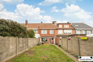 <h3><span>Living in the heart of Hoboken, close to Fort 8</span></h3><p><span>This charming family home to refresh is located in an </span><span>absolute prime location in Hoboken</span><span>. Within walking distance are Fort 8, the dog pasture, the Schoonselhof, several stores, a pharmacy, family doctor and easy public transportation. The house is located in a </span><span>quiet, residential neighborhood</span><span> where greenery, comfort and accessibility come together harmoniously.</span></p><h4><span>Layout</span></h4><p><span>Ground floor<br />Through</span><span> the spacious entrance hall with guest toilet you enter the house. Following are the </span><span>bright living space</span><span> and the kitchen, which both give out on the </span><span>cozy garden</span><span> and provide a pleasant living experience.</span></p><p><span>First floor<br />On</span><span> the second floor there are </span><span>three bedrooms</span><span> and a bathroom.</span></p><p><span>Attic floor<br />The</span><span> attic floor is already finished. Provided that a fixed staircase is installed, this space offers the possibility of creating </span><span>one or more additional rooms</span><span>.</span></p><h4><span>Extras &amp; assets</span></h4><ul><li><span>EPC: </span><span>C</span></li><li><span>At the back of the garden there is a gate with access to a </span><span>common road leading</span><span> to a garage complex</span></li><li><span>Central and green location</span><span> near all amenities</span></li><li><span>Top location</span><span> within walking distance of Fort 8, the Schoonselhof, public transport, stores and dog pasture</span></li><li><span>Garage box optional</span><span> to buy for 30.000,- EUR; an absolute added value in this neighborhood</span></li></ul><h4><span>Set price</span></h4><p><span>The listed price is a </span><span>setup price</span><span>. </span><span> This system allows any potential buyer to make an offer in a </span><span>transparent and fair way</span><span>. The seller reserves the right to accept or not to accept the highest bid. </span></p>