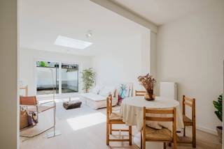 Ligging<br /><br />Deze volledig gerenoveerde woning is gelegen in de rustige Wielewaalstraat in Gent. U geniet hier van een aangename woonomgeving op korte afstand van het centrum van Gent, met een vlotte verbinding naar de belangrijkste invalswegen en openbaar vervoer. Het vrij zicht op het Wielewaalpark maat het heerlijk wonen. Winkels, scholen en de Bourgoyen-Ossemeersen bevinden zich eveneens in de omgeving.<br /><br />Indeling<br /><br />Op het gelijkvloers wordt u verwelkomd in de inkomhal die toegang geeft tot de gezellige en lichtrijke leefruimte. Dankzij de grote raampartijen geniet u van veel natuurlijk licht en toegang tot de tuin. De open, volledig geïnstalleerde keuken maakt het hart van de woning waar koken en gezellig samenzijn perfect samenkomen.<br /><br />Verder vindt u op het gelijkvloers een moderne badkamer met ruime inloopdouche, een apart gastentoilet en een praktische berging.<br /><br />De eerste en tweede verdieping bieden samen vier volwaardige slaapkamers. Hierdoor is de woning perfect geschikt voor gezinnen, co-housing, thuiswerk of studerende kinderen.<br /><br />Troeven<br /><br />Volledig gerenoveerd<br />EPC B<br />4 volwaardige slaapkamers<br />Lichtrijke<br />Tuin<br />Rustige ligging nabij het centrum van Gent<br /><br />Bent u op zoek naar een instapklare woning in Gent? Dit is een uitstekende kans voor wie op zoek is naar een gerenoveerde woning met vier slaapkamers in Gent.<br /><br />Voor meer info en/of bezoek bel Arthur: 0473 90 90 94